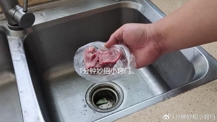 肉店老板教你一招，10 分钟快速解冻猪肉